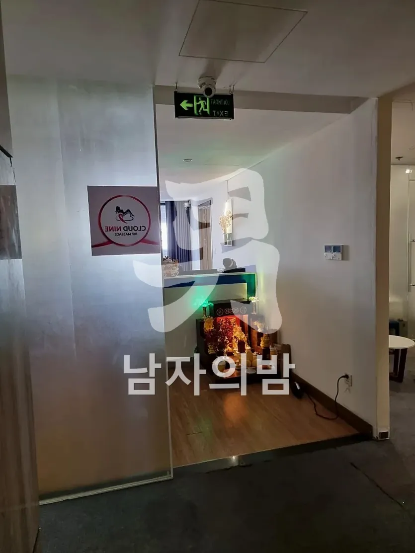 나트랑 클라우드나인 VIP 룸 내부 조명과 소파