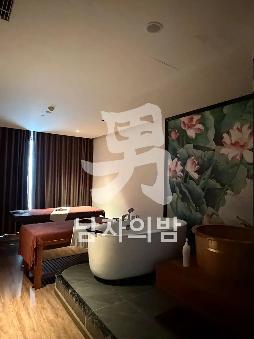 나트랑 황제 스파 30층 입구와 차분한 로비 조명