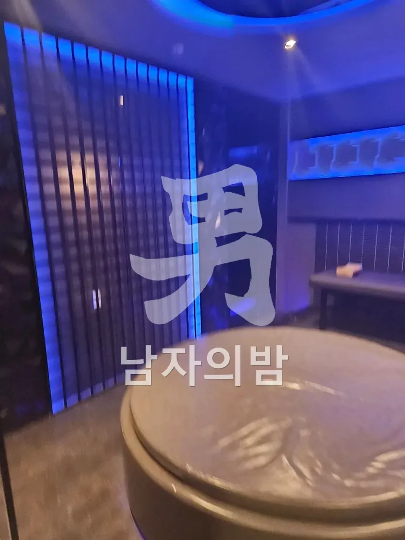 나트랑 나우 스파 신축 시설의 깔끔한 세면 공간