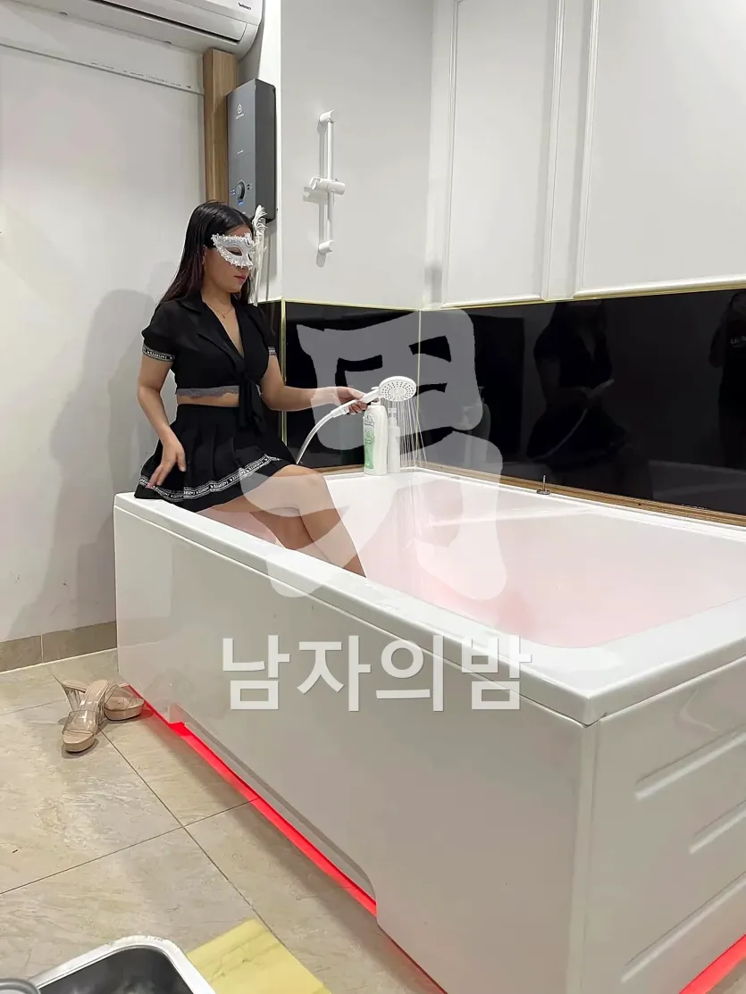 나트랑 사쿠라 마사지 개별 룸 내부와 마사지 베드