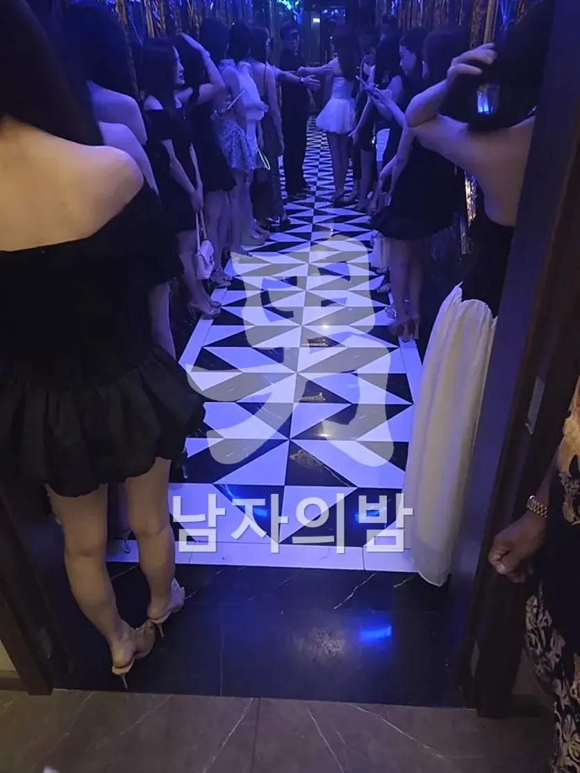나트랑 아노바 가라오케 룸 내부 조명과 좌석 배치