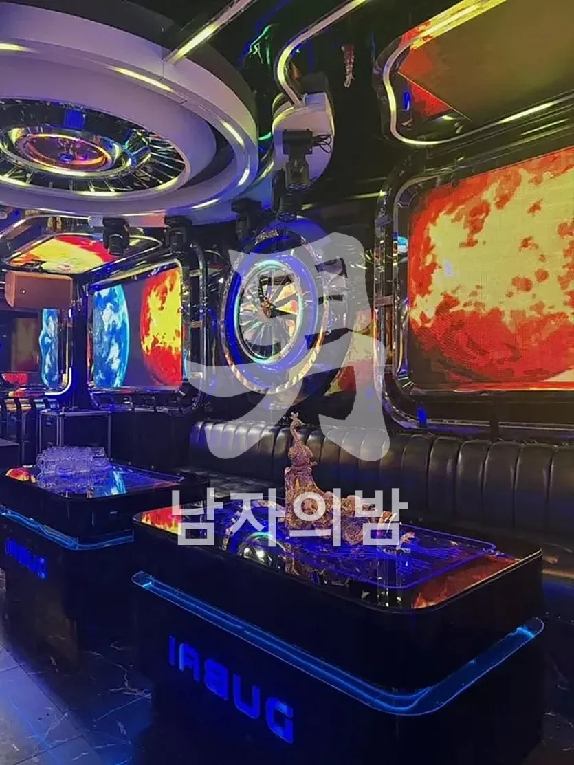 나트랑 두바이 가라오케 입구와 간판 야경