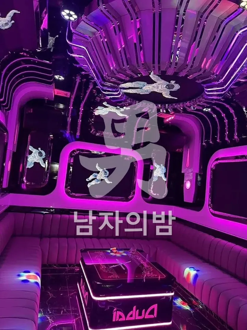 나트랑 두바이 가라오케 넓은 룸과 테이블 세팅