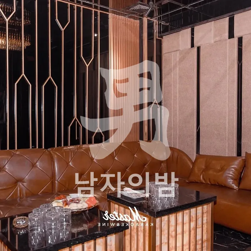 나트랑 마스터 가라오케 룸 조명과 스크린